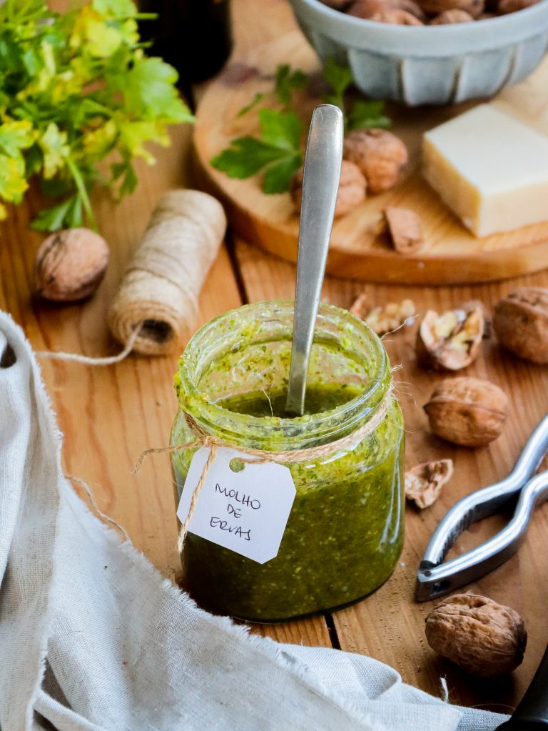 Molho de Ervas 📽 – com aquelas ervas aromáticas que ficam esquecidas no frigorífico e que vão dar aquele toque especial às suas refeições, tornando-as ainda mais saborosas e nutritivas!